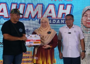 FUZIAH Salleh menyampaikan hadiah kepada pemenang pertandingan sepak penalti sempena Karnival Jualan Rahmah peringkat Negeri Pahang 2024 di Bandar Tun Abdul Razak Jengka di Maran, Pahang. - UTUSAN/SALEHUDIN MAT RASAD