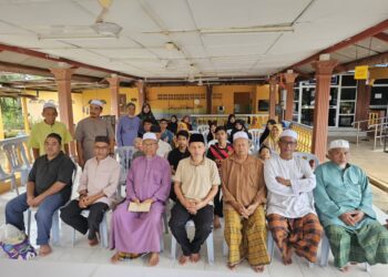 RAZAK Daud (depan, tengah) bersama 12 anak yatim yang menerima sumbangan Ramadan di Masjid As-Sobirin Felda Jengka 24 di Jerantut, Pahang.