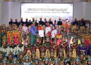 AHMAD Ridzwan Abd. Rahman (tengah) menerima sijil MBOR daripada Nazrul Hafizi pada Majlis Minum Petang Se-Abad Gema Gemalai Gamelan Melayu-Senandung Terengganu di Kuala Terengganu, semalam. - UTUSAN/PUQTRA HAIRRY ROSLI