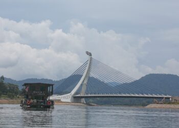 JUMLAH pelancong yang berkunjung di Tasik Kenyir, Hulu Terengganu tidak akan terjejas walaupun cuaca kering dan panas dijangka melanda Terengganu berikutan fenomena El Nino yang sedang melanda negara ketika ini. - UTUSAN/PUQTRA HAIRRY ROSLI