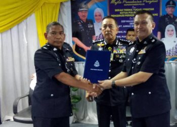 MUHAMMAD Zaki Harun (tengah) menyaksikan majlis serah terima tugas antara Pemangku Ketua Polis Daerah Machang Deputi Superintendan Mahadi Nazam (kiri) dengan Superintendan Ahmad Shafiki Zakaria
Ketua Polis Daerah Machang yang baharu di Ibu Pejabat Polis Daerah (IPD) Machang, Kelantan hari ini.-UTUSAN/ROHANA MOHD.NAWI.

-