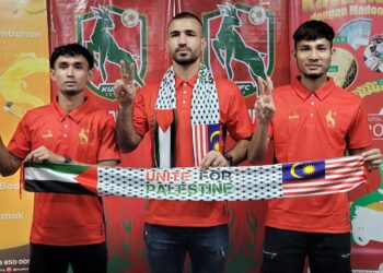 ODAY Kharoub (tengah), Mohamad Fazrul Amir Md.Zaman (kiri) dan Wan Mohamad Fazli Wan Ghazali (kanan) kini sah bersama Kelantan United. UTUSAN/MUSTAQIM MOHAMED