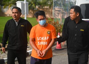 YUSHAFISZAM Yusof yang dituduh memalsukan maklumat untuk memohon bantuan PPRT dibawa ke Mahkamah Sesyen Kuala Terengganu, hari ini. - UTUSAN/PUQTRA HAIRRY/ROSLI