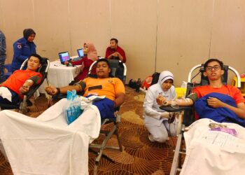 SEBAHAGIAN anggota APM Terengganu  yang menderma darah pada program Jom Derma darah sempena Ulang Tahun Angkatan Pertahanan Awam Malaysia Ke-72 di Kuala Nerus, hari ini. - UTUSAN/KAMALIZA KAMARUDDIN