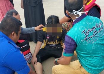 PASUKAN penyelamat memberi rawatan awal kepada seorang remaja nyaris lemas apabila hanyut ke tengah laut di Pantai Pandak, Chendering, Kuala Terengganu, hari ini.  -UTUSAN/TENGKU DANISH BAHRI TENGKU YUSOFF