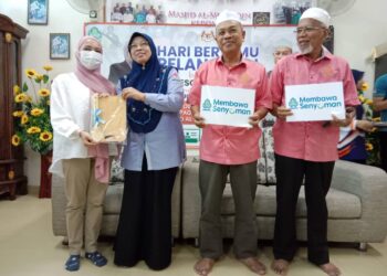 FARIHAN Che Husin (dua dari kiri) bersama pemimpin masyarakat pada Program Khidmat Komuniti Masjid Bersama Agensi Kerajaan dan Hari Bertemu Pelanggan di Masjid Al-Muttaqin, Kampung Kepong, Kuala Terengganu, hari ini. - UTUSAN/TENGKU DANISH BAHRI TENGKU YUSOFF