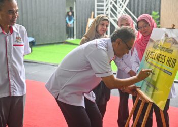 DZULKEFLY Ahmad  menandatangani plag Majlis Perasmian Wellness Hub Terengganu di Klinik Kesihatan Seberang Takir, Kuala Nerus hari ini. - UTUSAN/PUQTRA HAIRRY ROSLI