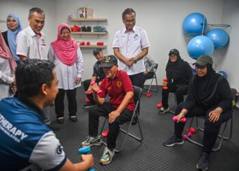 DZULKEFLY  Ahmad (berdiri, kanan) diberi penerangan mengenai aktiviti di Wellness Hub selepas Majlis Perasmian Wellness Hub Terengganu di Kuala Nerus, hari ini. - UTUSAN/PUQTRA HAIRRY ROSLI