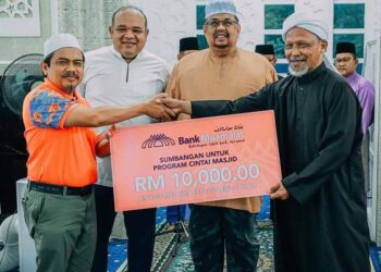 WAKIL Masjid Nur Jannatul Bahri, Masjid Tanah, Alor Gajah, Melaka menerima sumbangan RM10,000 daripada Bank Muamalat yang disaksikan Ab. Rauf Yusoh (dua dari kanan).