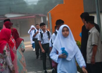 SEBAHAGIAN pelajar yang memulakan hari pertama sesi baharu persekolahan tahun ini di SMK Serada, Kuala Terengganu, hari ini. - UTUSAN/PUQTRA HAIRRY ROSLI