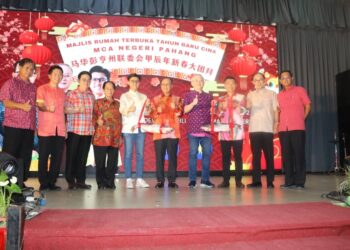 WAN ROSDY Wan Ismail (tengah) hadir pada Majlis Rumah Terbuka Sambutan Tahun Baru Cina MCA Negeri Pahang di Dewan Jubli Perak Majlis Daerah Raub di Raub, Pahang. - FOTO/SALEHUDIN MAT RASAD