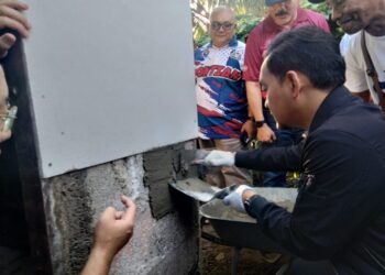 ONN HAFIZ Ghazi membantu kerja membaik pulih rumah Rahmah Suratman di Kampung Sungai Kuali, Serkat, Pontian.
