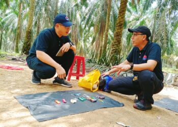 AZLI Ubin (kanan) menerangkan kepada  Ling Tian Soon tentang rampasan yang dilakukan pihak AADK dalam Op Hotspot di Bukit Dahlia, Pasir Gudang.