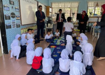 ROSLI Abdullah melihat aktiviti murid prasekolah ketika melawat sesi persekolahan 2024/2025 di SK Kampung Tun Razak, Bukit Katil, Melaka.