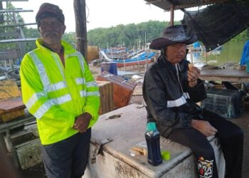 ZAHARI Sidek (kanan) dan Zakaria Ramli (kiri) lega dapat pulang dengan selamat selepas dilaporkan hilang ketika memancing di laut sejak Sabtu lalu.