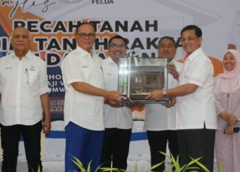 WAN ROSDY Wan Ismail (dua kanan) menerima cenderahati pada Majlis Pecah Tanah Skim Tanah Rakyat Felda di Felda Jengka 14 di Maran, Pahang. - UTUSAN/SALEHUDIN MAT RASAD