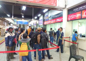 ORANG ramai mengambil peluang pulang ke kampung halaman menggunakan perkhidmatan bas ekspres di Larkin Sentral, Johor Bahru bagi menyambut ketibaan 1 Ramadan.