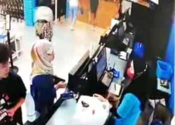 TANGKAP layar pelanggan wanita menumbuk muka seorang pekerja di kaunter pembayaran sebuah premis perniagaan di pusat beli-belah ternama di Johor Bahru.