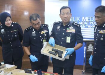 YAHAYA Othman (dua, kanan) menunjukkan sepucuk pistol jenis Glock 17 yang digunakan suspek dalam kejadian berbalas tembakan di Kilometer 17, Jalan Pintasan Pekan-Kuantan di Kuantan.