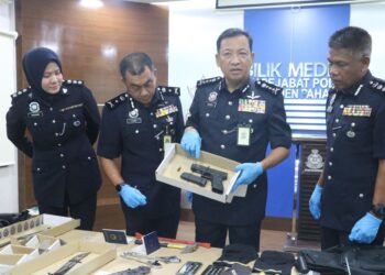 YAHAYA Othman (dua, kanan) menunjukkan sepucuk pistol jenis Glock 17 yang digunakan suspek dalam kejadian tembak menembak dengan anggota polis di kilometer 17, Jalan Pintasan Pekan-Kuantan di Kuantan, Pahang.