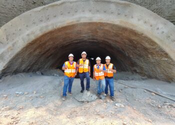 PASUKAN MRL Seksyen 7 (dari Kiri), Jurutera Kanan Terowong, Mohamed Atiq Muid, Pengurus Projek Sharil Azhar Noordin, Jurutera Terowong Shahril Iqmal Johari dan Jurutera Terowong Tengku Ahmad Ramadan di tapak pembinaan Terowong ECRL Bentong 1.