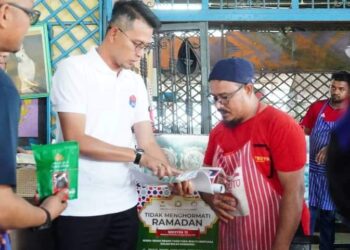 MOHD.  FARED Mohd. Khalid (dua dari kiri) turut menyertai Kempen Semarak Ramadan bagi menerangkan peraturan dan adab yang perlu dipatuhi oleh para peniaga sepanjang bulan Ramadan.