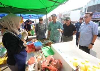 MOHD. JAFNI Md. Shukor (tiga dari kanan) bersama Noorazam Osman (dua dari kanan) meninjau jualan para peniaga di Bazar Ramadan Bandar Baru Uda, Johor Bahru.