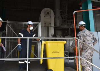 ANGGOTA APMM (kanan) mengangkat bungkusan berisi dadah untuk dilupuskan di insinerator milik Medivest di Tanjung Minyak, Melaka.