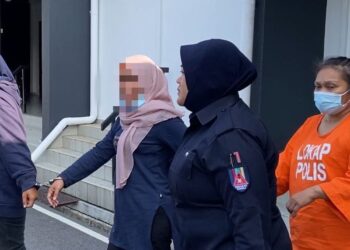 SEORANG wanita (dua dari kiri) dibawa ke Mahkamah Majistret Batu Pahat untuk mendapatkan perintah tahanan reman.