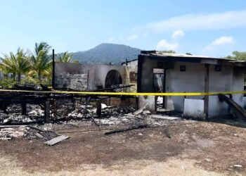 RUMAH pusaka didiami Mohd. Saifulizam dan keluarganya di Kampung Tanjung Resang, Endau, Mersing musnah dalam kebakaran.