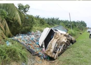 PEMANDU maut apabila lori yang dipandunya hilang kawalan lalu terjunam ke dalam parit Jalan Pancor, Kampung Semaseh, Muar.