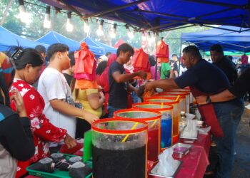 AIR balang antara menjadi tumpuan orang ramai di Bazar Ramadan Taman Cempaka, Melaka. - UTUSAN/AMRAN MULUP