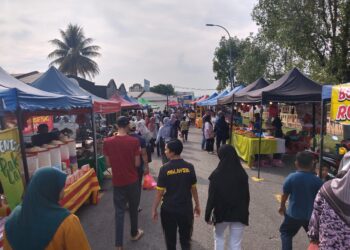 RATA-RATA pengunjung BRR Masjid Tanah, Alor Gajah, Melaka mengeluh susulan harga juadah yang semakin mahal berbanding tahun lalu. - UTUSAN/MUHAMMAD SHAHIZAM TAZALI