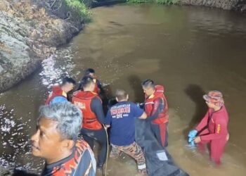 ANGGOTA bomba mengangkat mayat remaja lelaki yang ditemukan lemas ketika mandi-manda bersama tujuh rakannya di sebuah lombong di Jalan Parit Shafie, Kampung Parit Ibrahim, Muar.