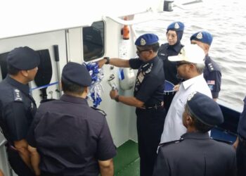 RAZARUDIN Husain memotong riben merasmikan Police Strike Craft Rigid Hull Assault Boat (RHAB) Pasukan Polis Marin di Hotel Berjaya Waterfront, Johor Bahru.