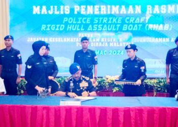RAZARUDIN Husain (tengah) menandatangani dokumen penyerahan dan penerimaan Police Strike Craft Rigid Hull Assault Boat (RHAB) Pasukan Polis Marin di Hotel Berjaya Waterfront, Johor Bahru.