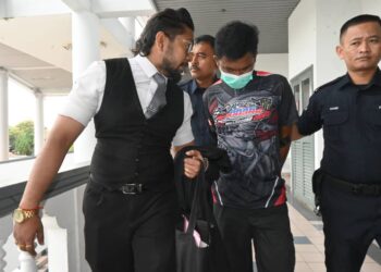 TERTUDUH mengaku tidak bersalah di Mahkamah Majistret, Ayer Keroh, Melaka atas pertuduhan mencabul dan mencederakan rakan setugasnya. - UTUSAN/SYAFEEQ AHMAD