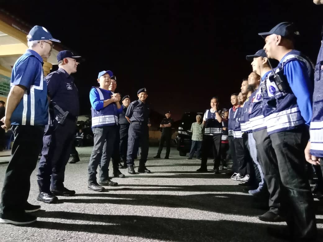 MAZLI Mazlan (dua dari kiri) diberi taklimat sebelum menyertai rondaan SRS di Kampung Bukit Tok Beng, Seberang Takir, Kuala Nerus, malam tadi. - UTUSAN/TENGKU DANISH BAHRI TENGKU YUSOFF