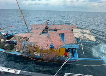 BOT nelayan asing bersama 10 kru ditahan dipercayai melakukan aktiviti penangkapan hasil laut tanpa kebenaran di perairan Tioman, Khamis lalu. - FOTO IHSAN MARITIM MALAYSIA PAHANG