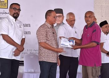 WAN ROSDY Wan Ismail (dua dari kiri) menyampaikan bantuan Ramadan kepada masjid dalam  Dewan Undangan Negeri (DUN) Jelai di Laman Sejahtera Jelai, Sungai Koyan di Lipis, Pahang. - FOTO/SALEHUDIN MAT RASAD