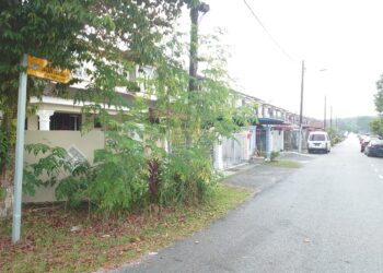 KAWASAN kejiranan di Taman Cahaya Masai, Pasir Gudang Johor Bahru yang menjadi lokasi kejadian seorang wanita mengelar leher anak kandungnya yang berusia setahun enam bulan sehingga maut.