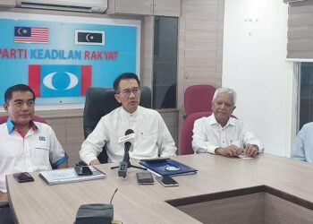 AZAN Ismail (dua dari kiri) ketika mengadakan sidang akhbar di pejabat PKR Kuala Terengganu, hari ini. - UTUSAN/KAMALIZA KAMARUDDIN