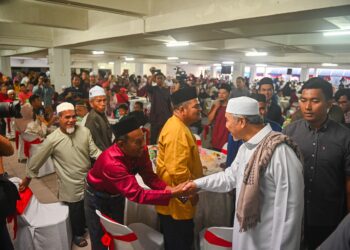 AHMAD Zahid Hamidi (kanan) menyantuni warga setempat yang hadir pada Majlis Santunan Kasih Ramadan Kementerian Kemajuan Desa dan Wilayah di Masjid Sultan Mahmud, Bandar Al Muktafi Billah Shah, Dungun, hari ini. - UTUSAN/PUQTRA HAIRRY ROSLI