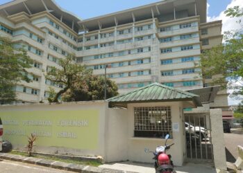 MAYAT kanak-kanak berusia setahun enam bulan yang maut disyaki dikelar ibunya dibawa ke Jabatan Perubatan Forensik Hospital Sultan Ismail, Johor Bahru untuk proses bedah siasat.