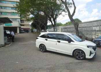 KENDERAAN yang membawa jenazah kanak-kanak lelaki berusia setahun enam bulan yang maut disyaki dikelar oleh ibu kandungnya keluar meninggalkan Jabatan Perubatan Forensik HSI, Johor Bahru.