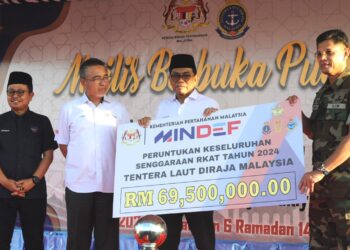 MOHAMED KHALED Nordin menyampaikan sumbangan peruntukan selenggaraan kepada Abdul Rahman Ayub  pada Majlis Berbuka Puasa Bersama Warga Tentera Laut Malaysia di Markas TLDM, Johor Bahru.