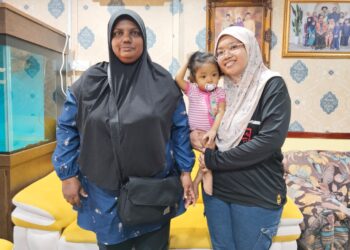 NOR KOMARIAH Mohd. Khalid Lourdes Lio atau Dak Nor (kiri) bersama Nur Khayla Azzahra Mohamed Khairul Idhham (tengah) dan Noreen Ismail ketika melawat kanak-kanak itu di Taman Desa Baru, Bukit Baru, Melaka. - UTUSAN/MUHAMMAD SHAHIZAM TAZALI