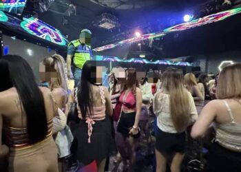 SERAMAI 42 'flower girl'  ditahan kerana disyaki menawarkan pelbagai perkhidmatan tidak bermoral di premis hiburan di sekitar Iskandar Puteri, Johor Bahru.