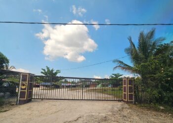 PINTU pagar penempatan ahli keluarga dan pengikut Ayah Pin yang ditutup di Kampung
Bukit Kemiyung, Batu 13, Hulu Besut, Besut, hari ini. - UTUSAN/PUQTRA HAIRRY ROSLI