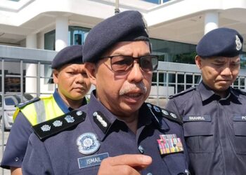 ISMAIL Dollah ditemui di hadapan sebuah kilang di Sri Gading, Batu Pahat yang tular dalam media sosial kerana didakwa sebagai pengeluar stoking yang tertera kalimah Allah.